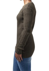 Pull en maille de couleur olive foncé avec un motif texturé, à manches longues et avec des poignets côtelés. Associé à un jean bleu, présenté de profil.