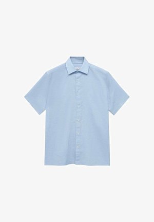 Lyseblå kortærmet skjorte med knap-ned krave, frontknapper, ensartet struktur og en afslappet pasform. Ingen mønstre eller detaljer til stede.
