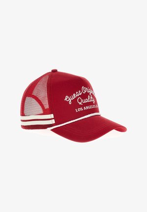 Rode honkbalpet met gaasachterkant, geborduurde tekst "Guess Original Quality Los Angeles," witte strepen en een gestructureerde klep.