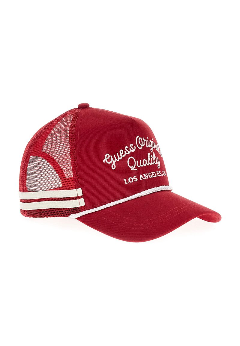 Rode honkbalpet met gaasachterkant, geborduurde tekst "Guess Original Quality Los Angeles," witte strepen en een gestructureerde klep.