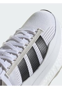 adidas Performance AVRYN X - Zapatillas de entrenamiento - cloud white   core black   grey one