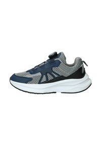 Grijze en marineblauwe sport schoen met een bovenkant van mesh, een verstelbare draaiknop voor het aanspannen, een witte middenzool en zwarte accenten op de hiel en zijkanten.