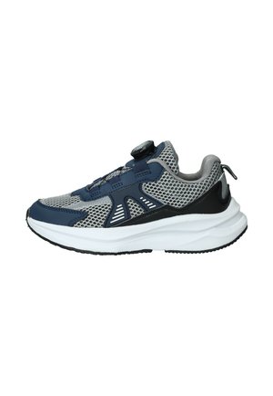 Chaussure de sport grise et marine avec tige en maille, cadran réglable pour le serrage, semelle intermédiaire blanche et accents noirs au niveau du talon et des côtés.