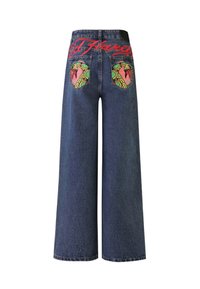 Los vaqueros de pierna ancha de denim azul presentan coloridos diseños bordados en los bolsillos y costuras del logo rojo "Ed Hardy" en la cinturilla trasera.