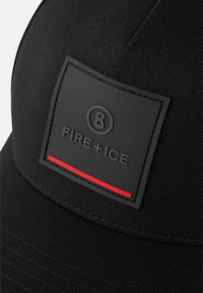 Schwarze Mütze mit einem strukturierten schwarzen Patch, der ein eingeprägtes Logo und einen roten Akzentstreifen aufweist. Glatte Stoffoberfläche und gebogenes Schirmdesign.