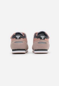 Rosafarbene Wildleder-Sneaker mit grauen Akzenten, gepolsterten Kragen und einem weißen Logo. Merkmale eine weiße Sohle mit einem grauen Streifen und Belüftungsöffnungen.