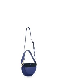 Niebieska skórzana torebka o zakrzywionym kształcie, z zamszowym klapem i złotymi akcentami metalowymi. Posiada regulowany pasek, co umożliwia wszechstronne noszenie.