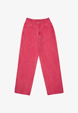 Weit geschnittene, ausgewaschene rote Jeans mit Gürtelschlaufen, Frontknopf und Taschen, auf einem weißen Hintergrund flach ausgelegt.