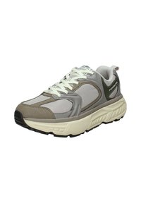 Scarpe sportive con una tomaia sintetica grigia, accenti in suede, lacci bianchi e una suola chunky color crema; presentano un marchio laterale e pannelli testurizzati.
