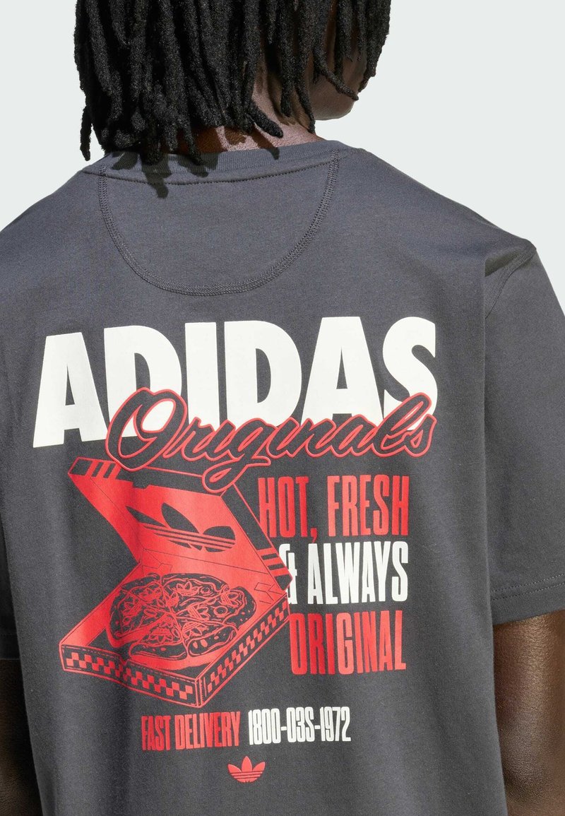 Graues Baumwoll-T-Shirt mit großem weißen und roten Text, Pizza-Karton-Grafik und Lieferdetails im unteren Bereich.