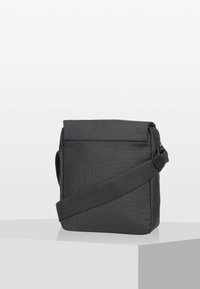 Borsa a tracolla nera con finitura testurizzata, tracolla regolabile, chiusura con zip e forma strutturata, adatta per l'uso quotidiano.
