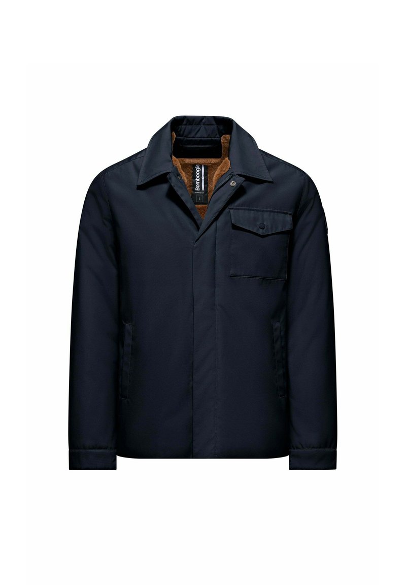 Marineblauwe jas met een kraagontwerp, voorzien van een bruine binnenvoering, borstzak en zijzakken; gemaakt van lichtgewicht materiaal.