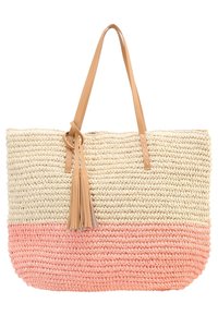 Vävd halm toteväska med en beige övre sektion och korallfärgad botten. Har läderhandtag och en kvastdetalj för extra stil.