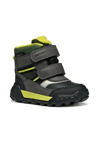 Botas altas en gris y negro con acentos en verde y amarillo, que cuentan con una suela de goma texturizada y doble correa de Velcro. Logotipo de Geox visible.