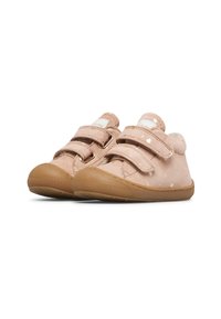 Scarpe per bambini in suede rosa con cinturini in velcro, punta rotonda, suola in gomma testurizzata e un motivo a macchie sulla superficie superiore.