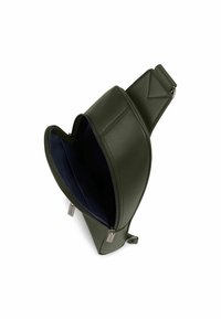 Grüne Leder-Schultertasche mit glatter Oberfläche, ausgestattet mit einem Reißverschluss und navyfarbenem Innenraum. Verstellbarer Tragegurt für ein einfaches Tragen.