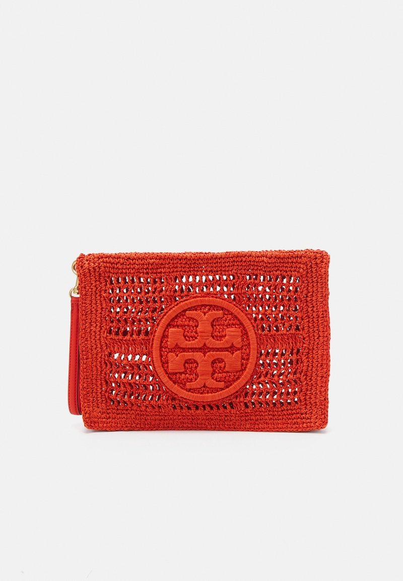 Czerwony pleciony kopertówka z okrągłą naszywką z logo haftowanym na środku przedniej części oraz bocznym paskiem na rękę z złotymi elementami.