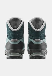 Buty trekkingowe typu mid-top w ciemnozielonym i szarym zamszu, z wyściełanym kołnierzem, teksturowaną czarną gumową podeszwą oraz wzmocnionym piętą i palcami.