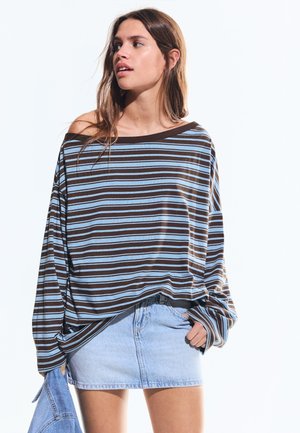 Bershka PRINTED ASYMMETRIC NECK  - Langarmshirt - light blue