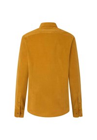 Camisa de pana amarilla mostaza con mangas largas, cuello y puños abotonados; presenta una textura suave y un diseño simple y clásico.