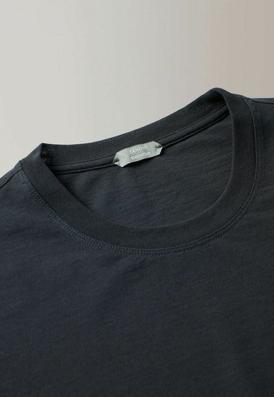 T-shirt en coton noir avec un col rond, texture lisse et détails de couture. L'étiquette indiquant "Zanone icecotton" est visible près du col.