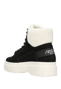 Zwarte suede high-top sneakers met een witte faux fur kraag, voorzien van een chunky witte zool en een zwart stoffen accent op de hak.
