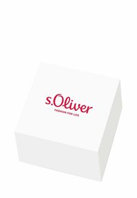 Scatola rettangolare bianca con il logo rosso "s.Oliver FASHION FOR LIFE" centrato sulla parte superiore, leggermente inclinata verso destra.