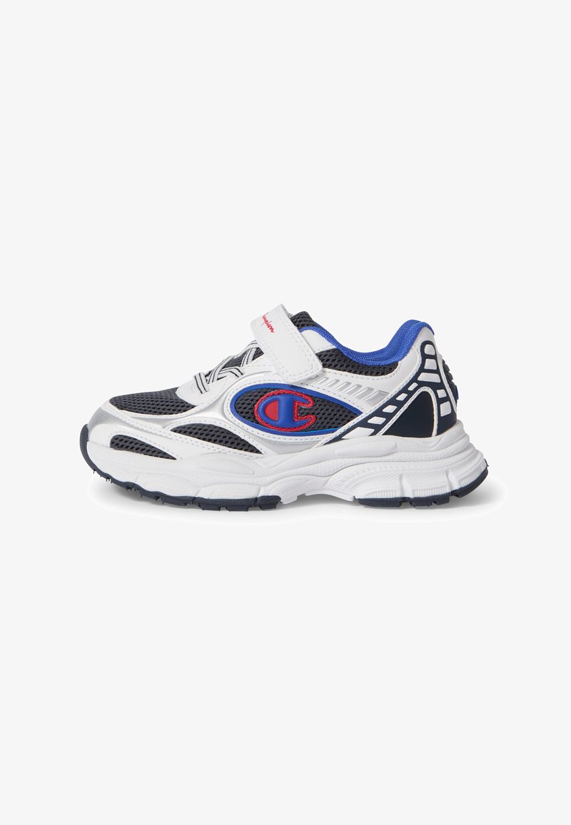 Baskets athlétiques blanches et noires pour enfant avec intérieur bleu, logo rouge et bleu sur le côté, et fermeture à bande Velcro.