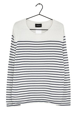 Chemise blanche à manches longues avec des rayures horizontales bleu marine, col rond, suspendue à un cintre noir sur fond blanc.