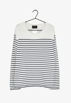 Chemise blanche à manches longues avec des rayures horizontales bleu marine, col rond, suspendue à un cintre noir sur fond blanc.