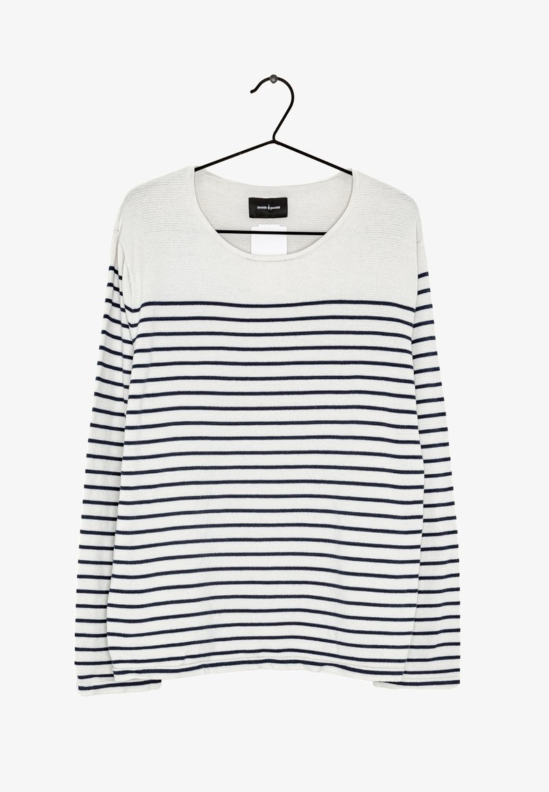 Chemise blanche à manches longues avec des rayures horizontales bleu marine, col rond, suspendue à un cintre noir sur fond blanc.