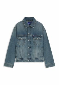 Ljust blå denimjacka med knäppning, två bröstfickor och spetsig krage. Har en strukturerad, något kort design.