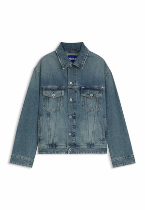 Veste en denim bleu clair avec fermeture à boutons, deux poches poitrine et un col pointu. Présente un design structuré, légèrement court.