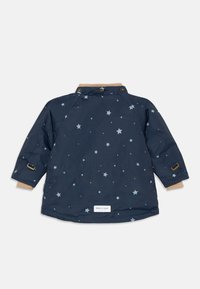 Marineblå børnejakke med lyseblåt stjernemønster, knappet krave, tanfarvede indvendige manchetter, og "MINI A TURE" label på bagsiden af kanten.