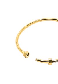 Złota metalowa bransoletka w formie bangle z sześciokątnym zapięciem, gładkim, zaokrąglonym kształtem oraz sekcją z małymi osadzonymi kryształkami dla dodatkowego efektu.