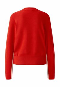 Roter Strickpullover mit einer gerippten Struktur, ausgestattet mit langen Ärmeln und weißen Streifen an den Seiten. Einfarbiges Design mit Rundhalsausschnitt.