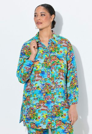 Chemise colorée et légère avec une base bleue ornée de motifs floraux et côtiers vibrants, devant à boutons, manches longues et coupe décontractée.