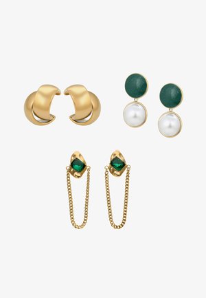 Trzy pary kolczyków w złotym odcieniu: skręcane koła, zielono-białe okrągłe kolczyki wiszące oraz złote łańcuszki z zielonymi kamieniami szlachetnymi.