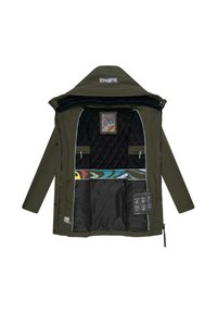 Parka vert olive avec un intérieur matelassé noir. Dotée d'une capuche, de plusieurs poches et d'une doublure colorée à motifs à la taille. Fermeture éclair.