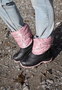 Zwarte waterdichte laarzen met een roze, gewatteerde nylon bovenzijde en verstelbare manchetten. Effen ontwerp met contrasterende lichtroze zolen.