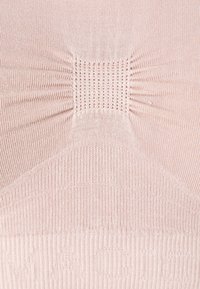 Tecido malhado em rosa claro com nervuras texturizadas e detalhes costurados. Apresenta uma área central franzida e seções inferiores lisas.