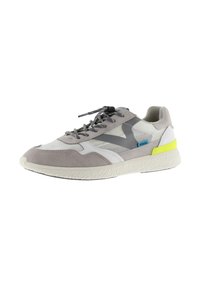Zapatillas grises y blancas con materiales de malla y ante, con una suela texturizada en color crema y un acento amarillo en el talón.