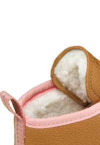 Braunes Lederboot mit einem rosa Nylonfutter und einem weichen, weißen Futter aus Fell. Verfügt über eine genähte Kante und eine kleine Zuglasche für einfaches An- und Ausziehen.