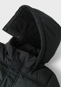 Schwarze isolierte Jacke mit fleecegefütterter Kapuze, Druckknopfverschluss, gesteppter Optik und softem Glanz-Finish.