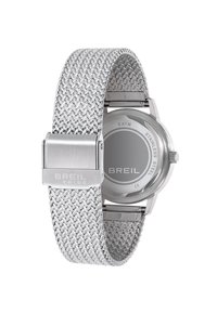 Montre en acier inoxydable argenté avec un bracelet en maille tissée. Boîtier rond, design minimaliste et fermoir arborant la marque "BREIL TRIBE."
