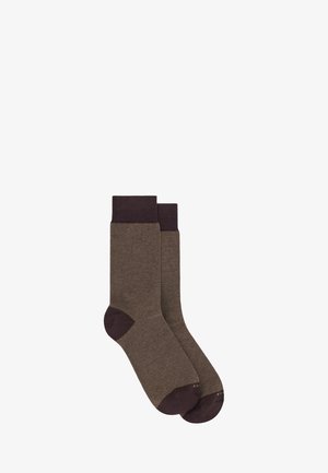 Paar braune Socken bis zur Mitte der Wade mit dunkleren braunen Bündchen, Fersen und Zehen, flach liegend und überlappend auf weißem Hintergrund.