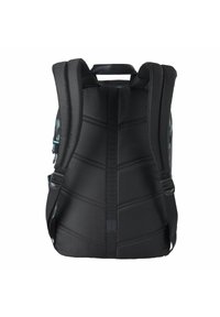 Mochila negra con correas acolchadas y contorneadas, panel trasero texturizado con detalles de costuras y asa superior para llevar.