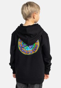 Černá mikina s kapucí, která má na zadní straně barevnou grafiku se zeměkoulí a textem, vyrobená z měkké látky se žebrovanými manžetami a lemem.