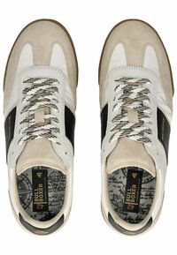 Bílé a béžové tenisky s černými akcenty, zsuede a syntetických materiálů, kulatá špička, vzorované tkaničky a texturované podrážky.