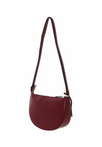 Burgunderfarbene Leder-Handtasche mit geschwungener Form, verstellbarem Tragegurt und Reißverschluss. Glatte Textur mit minimalem Branding.